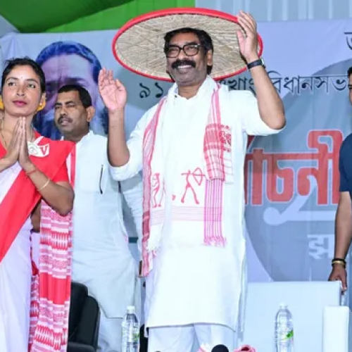 ‘झारखंड 3 कमरे का घर दे सकता है तो असम क्यों नहीं?’: आदिवासियों की दयनीय स्थिति देखकर भावुक हुए सीएम हेमंत सोरेन