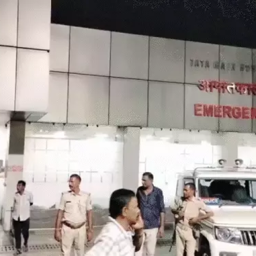जमशेदपुर में कपड़ा कारोबारी पर कर्मचारी का हमला, ऑनलाइन वेतन भुगतान की जिद से नाराज होकर किया चाकू से वार, आरोपी गिरफ्तार