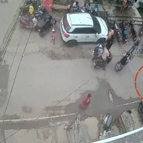 चाईबासा में दिनदहाड़े 5 लाख की लूट, CCTV में कैद हुई वारदात, बैंक के बाहर पेट्रोल पंप कर्मचारी से बैग छीनकर फरार हुए बदमाश