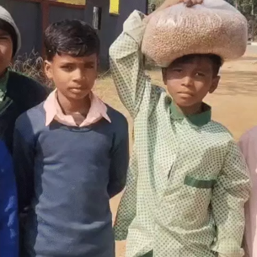 छात्र ढोते नजर आए एमडीएम का सामान, प्राचार्य बोले- बच्चे हमारे स्कूल के नहीं, सोशल मीडिया में वीडियो वायरल