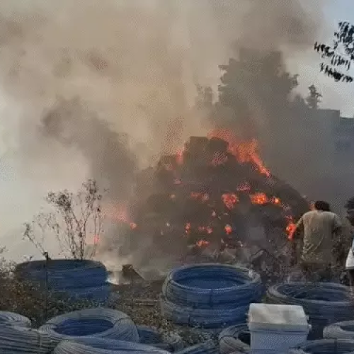 धनबाद में बिजली विभाग के गोदाम में आग: लाखों की संपत्ति जलकर हुई राख, शॉर्ट सर्किट की आशंका