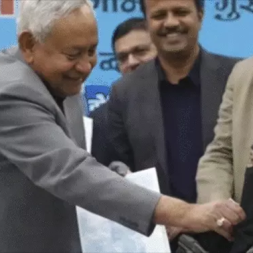 बिहार की नुसरत को 3 लाख सैलरी का जॉब ऑफर: JMM ने किया किनारा, पूर्व स्वास्थ्य मंत्री ने उठाए नियमों पर सवाल