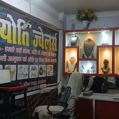 हजारीबाग में ज्वैलरी शॉप से 20 लाख के गहने और कैश चोरी: CCTV में कैद हुई वारदात