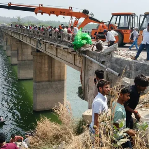 हजारीबाग: रेलिंग तोड़कर डैम में समाया मछली लदा ट्रक, मौत और जिंदगी के बीच फंसा चालक