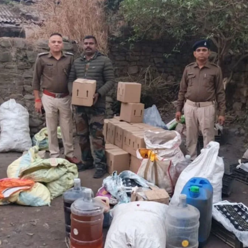 तिसरा में अवैध मिनी शराब फैक्ट्री का भंडाफोड़, BCCL आवासों से 90 पेटी नकली शराब जब्त; संचालक फरार