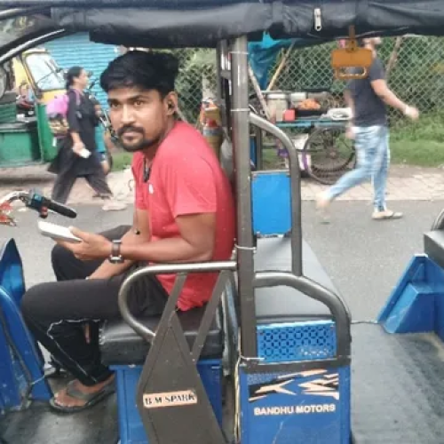 धनबाद में ई-रिक्शा चालकों में दहशत, BAT-BMS ऐप से हैकिंग की आशंका; चलते-चलते बंद हो रहे वाहन