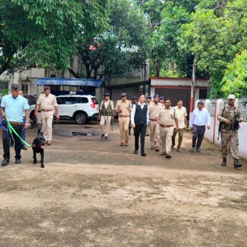 दुमका कोर्ट को बम से उड़ाने की धमकी, सुरक्षा बढ़ी; एसपी ने डॉग स्क्वॉड के साथ किया निरीक्षण