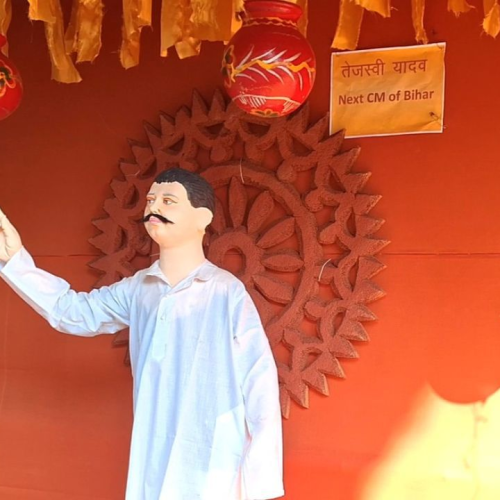 Durga Puja pandal in Ranchi : रांची के दुर्गा पंडाल में दिखा राजनीतिक रंग, नेताओं की मूर्तियों से संदेश