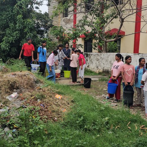 हजारीबाग के आदिवासी बालिका छात्रावास में बुनियादी सुविधाओं का संकट, पानी और सुरक्षा के अभाव में परेशान छात्राएं