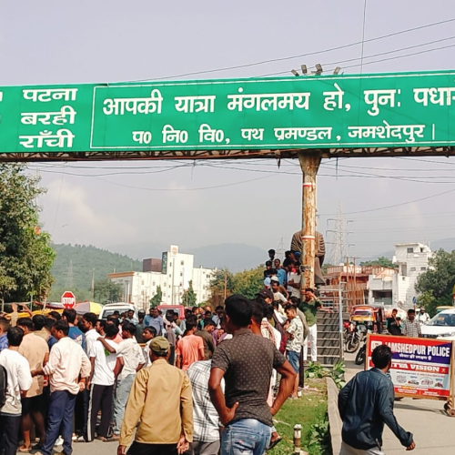 जमशेदपुर में ट्रैफिक पुलिस और मजदूरों के बीच भिड़ंत: पिकअप रोकने पर सड़क पर उतरे मजदूर, घंटों जाम