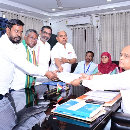 Ghatsila By Election 2025: सीएम हेमंत सोरेन पहुंचे झामुमो प्रत्याशी सोमेश सोरेन के नामांकन में, सर्कस मैदान में उमड़ी भीड़