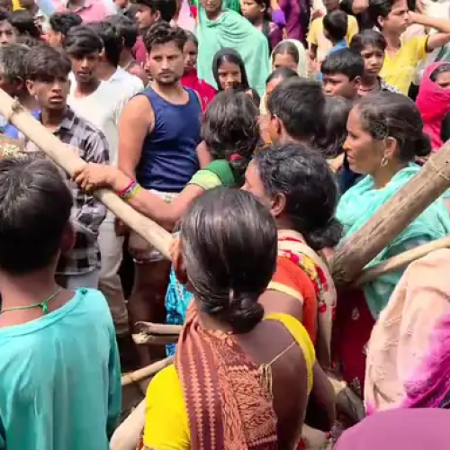 गिरिडीह में पिकअप की टक्कर से 2 वर्षीय मासूम की मौत, ग्रामीणों ने सड़क जाम कर की कार्रवाई की मांग