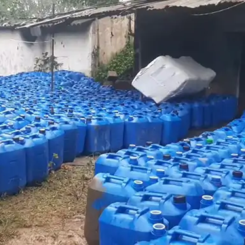 गिरिडीह में होटल से 4 हजार लीटर कच्चा स्प्रिट जब्त: झारखंड-बिहार पुलिस की संयुक्त कार्रवाई, 5 गिरफ्तार