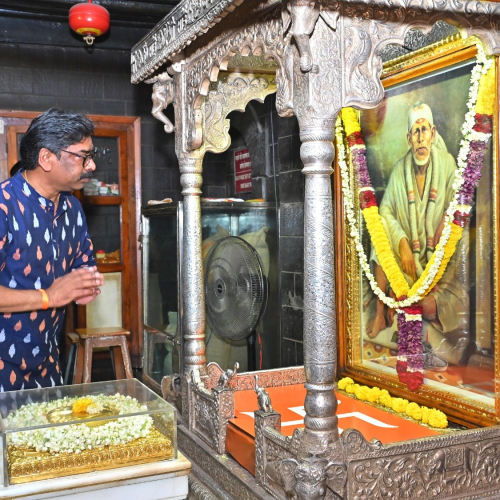 शिरडी में साईं बाबा के दरबार पहुंचे मुख्यमंत्री हेमंत सोरेन, राज्यवासियों की सुख-समृद्धि के लिए की प्रार्थना