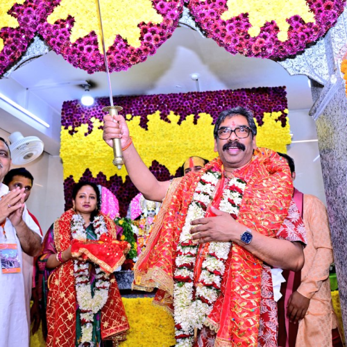 मुख्यमंत्री हेमंत सोरेन पत्नी संग तपोवन मंदिर पहुंचे, लगाए जय श्रीराम के नारे