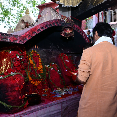 असम चुनाव प्रचार के अंत में हेमंत सोरेन ने कामाख्या मंदिर में टेका माथा, झामुमो के राजनीतिक समर्थकों को दी बैठक