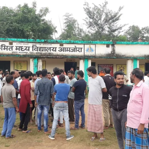 छात्रा से छेड़खानी के आरोप में शिक्षक की पिटाई, 5 घंटे बंधक रखने के बाद पुलिस को सौंपा