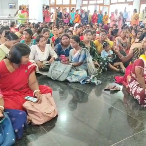 धनबाद में महिला सशक्तिकरण की हकीकत उजागर: 8 महीने से मानदेय नहीं मिलने पर जेएसएलपीएस की महिला कैडर धरने पर, आर्थिक संकट गहराया
