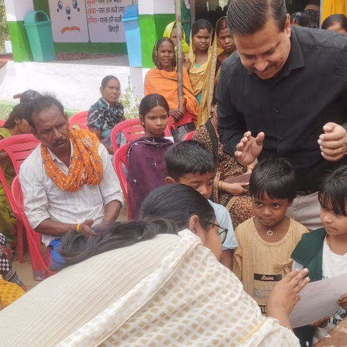 महादलित समाज को मुख्यधारा से जोड़ने की पहल: डीसी की मौजूदगी में 35 बच्चों का स्कूल में नामांकन, शिक्षा से बदलेगी तस्वीर