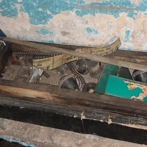 रामगढ़ में अवैध मिनी गन फैक्ट्री का भंडाफोड़, दंपती गिरफ्तार, तीन अर्धनिर्मित पिस्टल बरामद