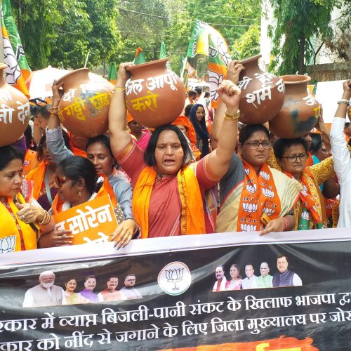 रांची में बिजली-पानी संकट पर भाजपा का हल्लाबोल, मटका फोड़ प्रदर्शन से सरकार पर साधा निशाना