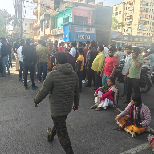 दखल दिहानी की कार्रवाई के खिलाफ भड़के लोग, जयप्रकाश नगर में सड़क जाम