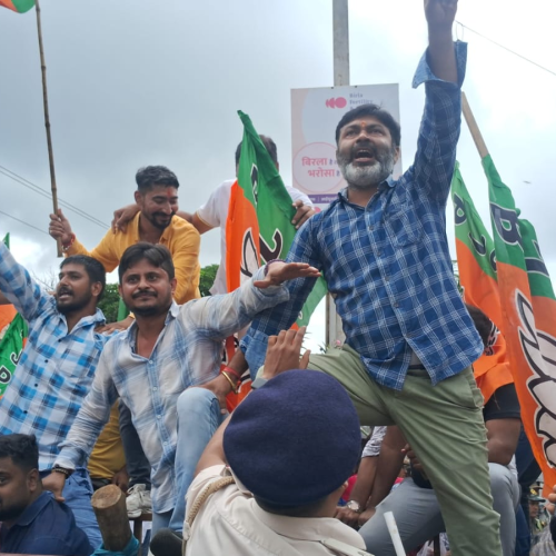 रांची में भाजपा-कांग्रेस कार्यकर्ता आमने-सामने, अंडे-टमाटर फेंके गए, पुलिस ने संभाला मोर्चा