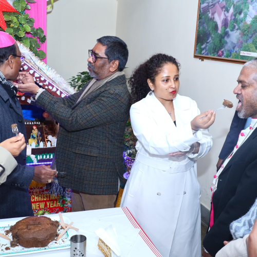 पत्नी कल्पना सोरेन के साथ आर्च बिशप हाउस पहुंचे सीएम हेमंत सोरेन, केक काटकर दी क्रिसमस की बधाई