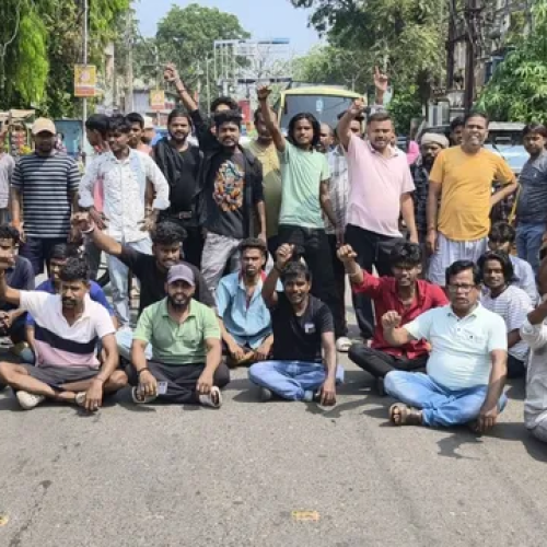 दुमका में ट्रॉली की टक्कर से डिलीवरी बॉय की मौत, परिजनों ने सड़क जाम कर जताया आक्रोश