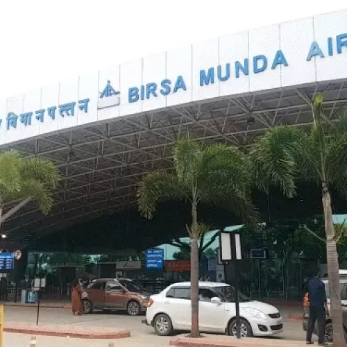 रांची एयरपोर्ट पर इंडिगो विमान की हार्ड लैंडिंग, पिछला हिस्सा जमीन से टकराया; 56 यात्री थे सवार