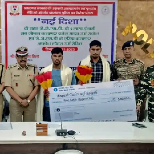 लातेहार में जेजेएमपी के दो उग्रवादियों का आत्मसमर्पण:5 लाख के इनामी सब-जोनल कमांडर ने किया सरेंडर, एरिया कमांडर ने भी छोड़ा हथियार