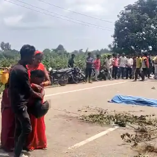बोकारो में NH-23 पर सड़क हादसा: पिता-पुत्र की मौत, मां गंभीर, ग्रामीणों ने किया सड़क जाम