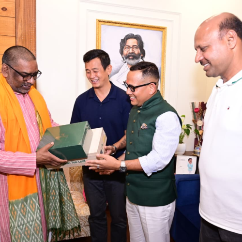 भारतीय फुटबॉल टीम के पूर्व कप्तान बाइचुंग भूटिया से मिले CM हेमंत सोरेन, खेल के विकास को लेकर हुई चर्चा