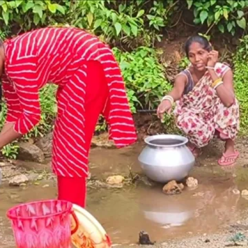 सीएम हेमंत सोरेन के गृह प्रखंड के रालीबेड़ा गांव में पेयजल संकट, चुआं का गंदा पानी पीने को मजबूर सैकड़ों ग्रामीण