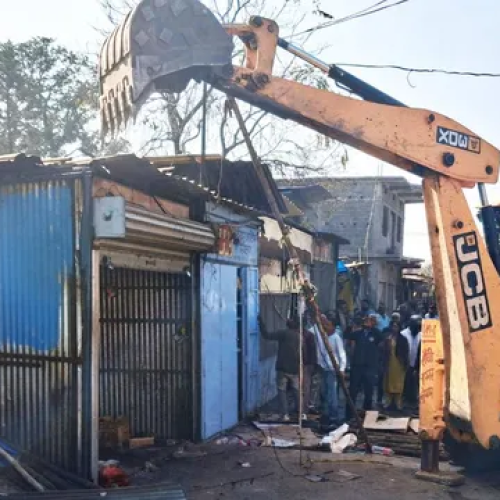 Bulldozer Action in Ranchi: रांची में फिर गरजा बुलडोजर, 75 फीट सड़क पर 50 फीट कब्जा हटाया, 500 से अधिक अवैध निर्माण ध्वस्त