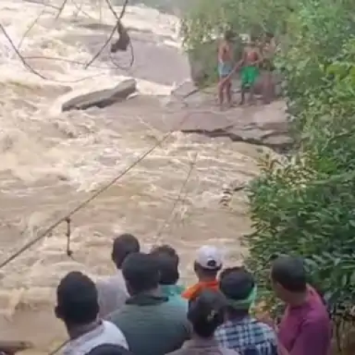 गिरिडीह के उसरी फॉल में सेल्फी-नहाने के दौरान फंसे चार युवक, फिल्मी स्टाइल में बचाव