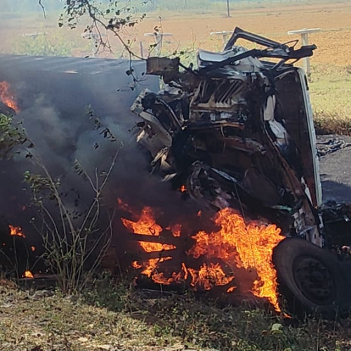 दुर्घटनाग्रस्त ट्रक में लगी आग, चालक जिंदा जलकर मौत—खलासी घायल
