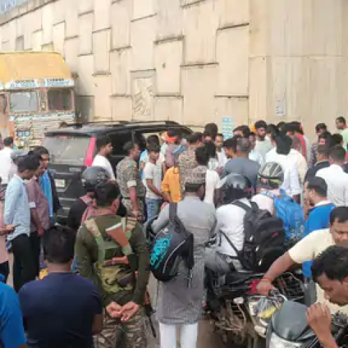 गुमला में सड़क हादसा: 12 वर्षीय बच्चे की मौत, दूसरा गंभीर रूप से घायल, मदरसे से बिना बताए निकले थे बच्चे, वाहन चालक की तलाश जारी