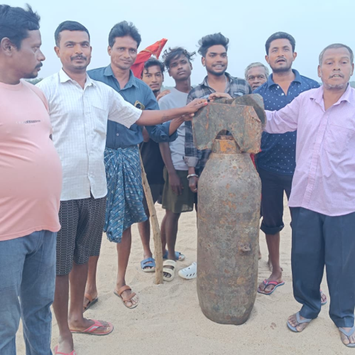 जमशेदपुर में 227 किलो का जिंदा बम मिलने से हड़कंप: सुवर्णरेखा घाट पर मंडराया बड़ा खतरा, लोग ले रहे सेल्फी, सेना के इंतजार में प्रशासन