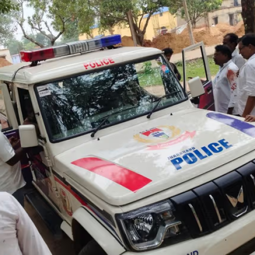 Jamtara Crime News: जमीन विवाद में दो चचेरे भाइयों में खूनी झड़प, जामताड़ा प्रखंड परिसर बना अखाड़ा; ईंट-पत्थर और लात-घूंसे चले