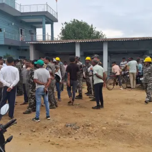 पलामू के चियांकी में मुआवजा विवाद पर ग्रामीणों और पुलिस में झड़प, पथराव में तीन पुलिसकर्मी घायल
