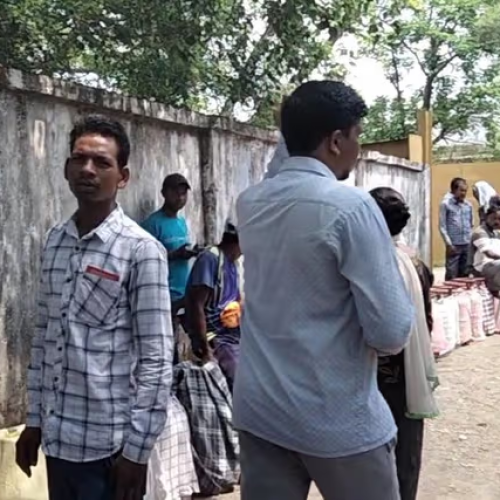 सरायकेला गैस गोदाम में घंटों कतार, भीषण गर्मी में परेशान रहे लोग; नगर पंचायत अध्यक्ष ने मौके पर पहुंचकर संभाली स्थिति
