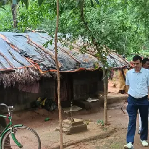 चाकुलिया दौरे पर सख्त दिखे पूर्वी सिंहभूम के डीसी, योजनाओं में लापरवाही पर कार्रवाई के दिए निर्देश