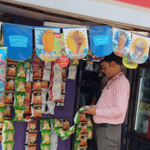 सरायकेला बाजार में फूड सेफ्टी टीम की छापेमारी, एक्सपायर्ड सामान मिलने पर दो दुकानों पर जुर्माना